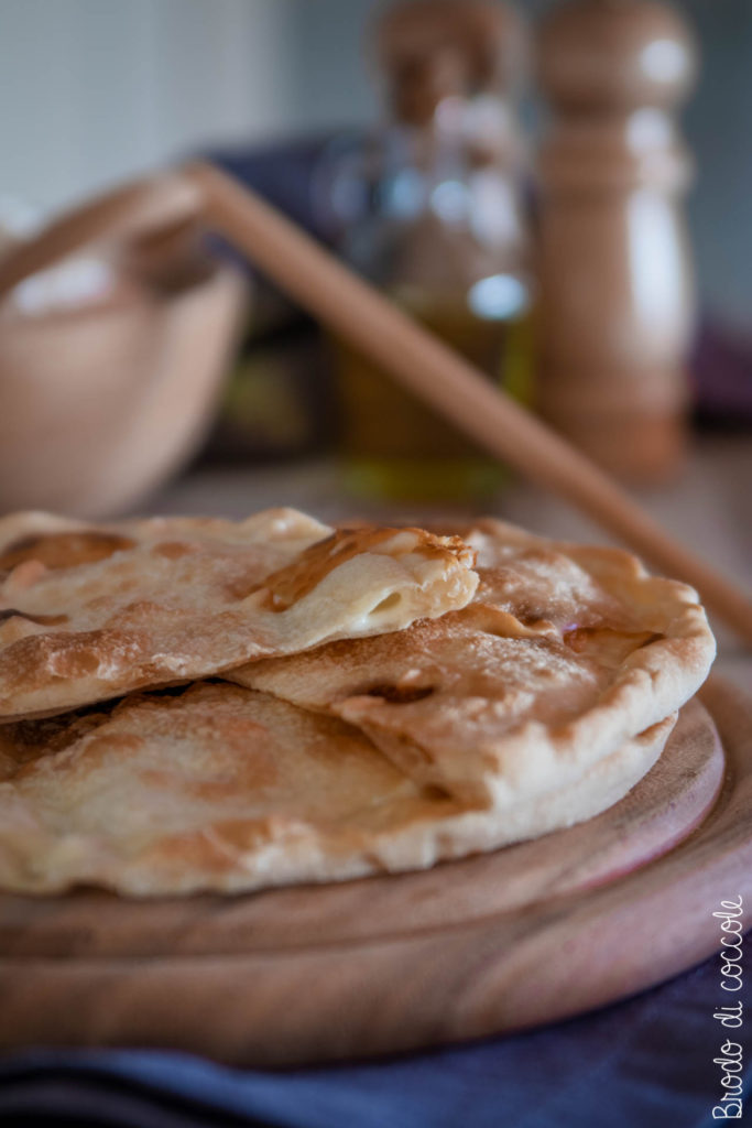 Focaccia con lo stracchino (tipo focaccia di Recco)