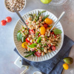 Orzo freddo con ceci, asparagi e pomodorini