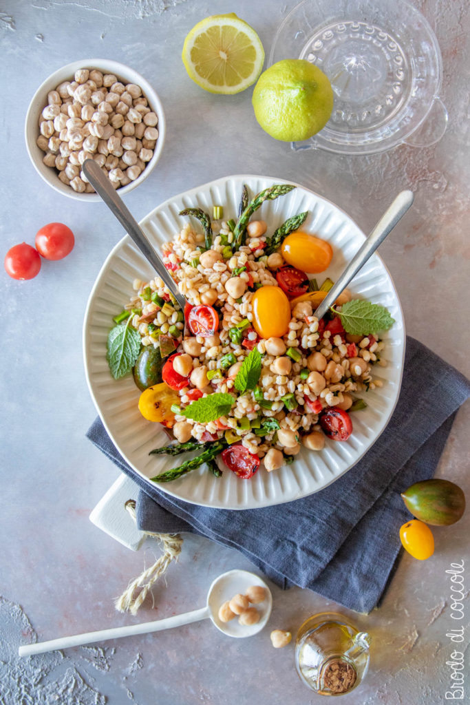 Orzo freddo con ceci, asparagi e pomodorini