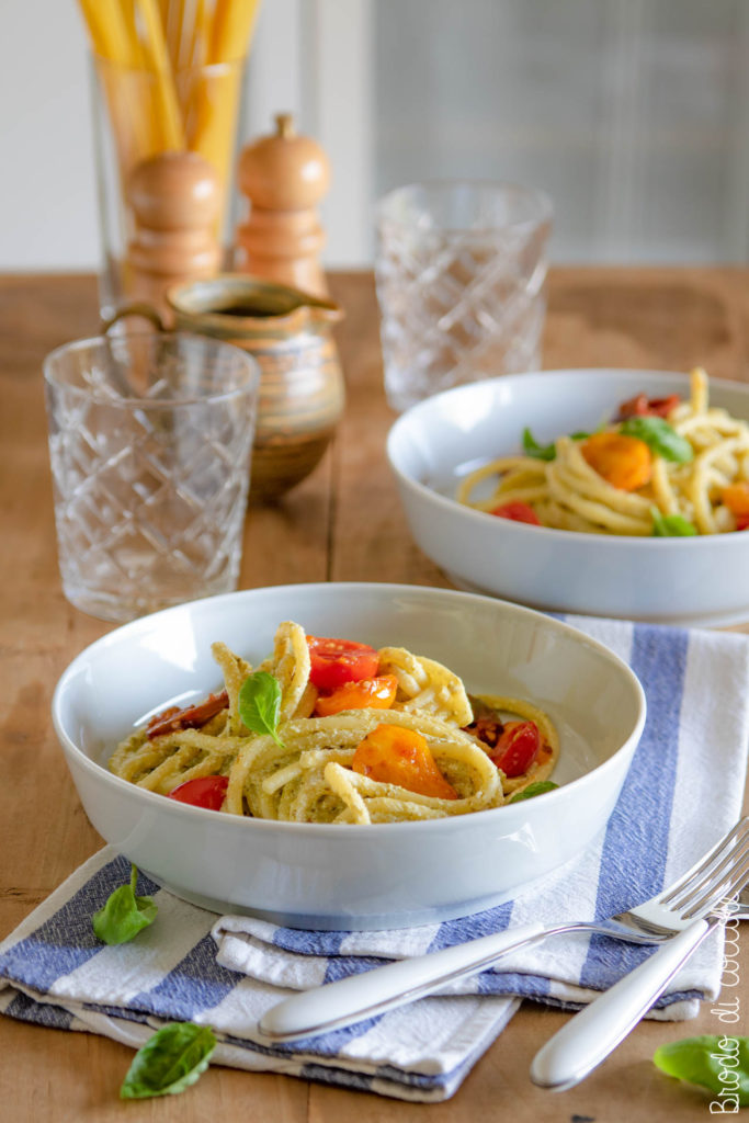 Pasta con ricotta, pesto e pomodorini confit