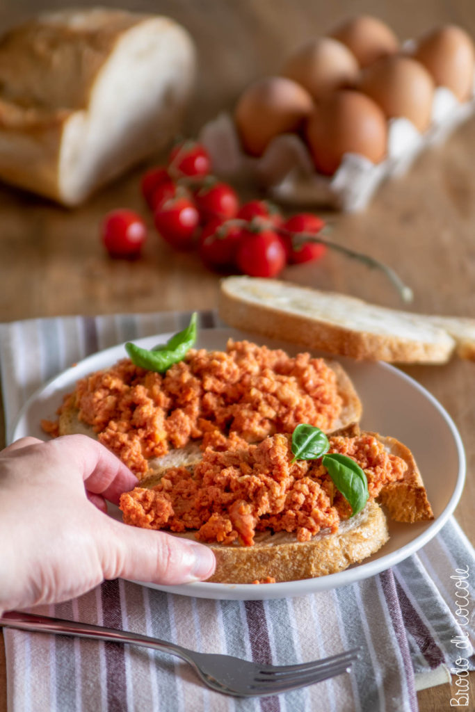 Bruschette con uova al pomodoro