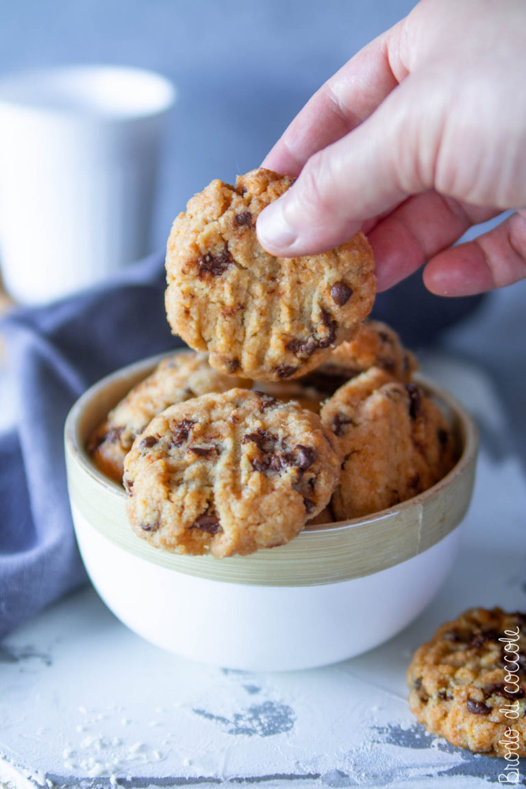 Biscotti al cocco con gocce di cioccolato