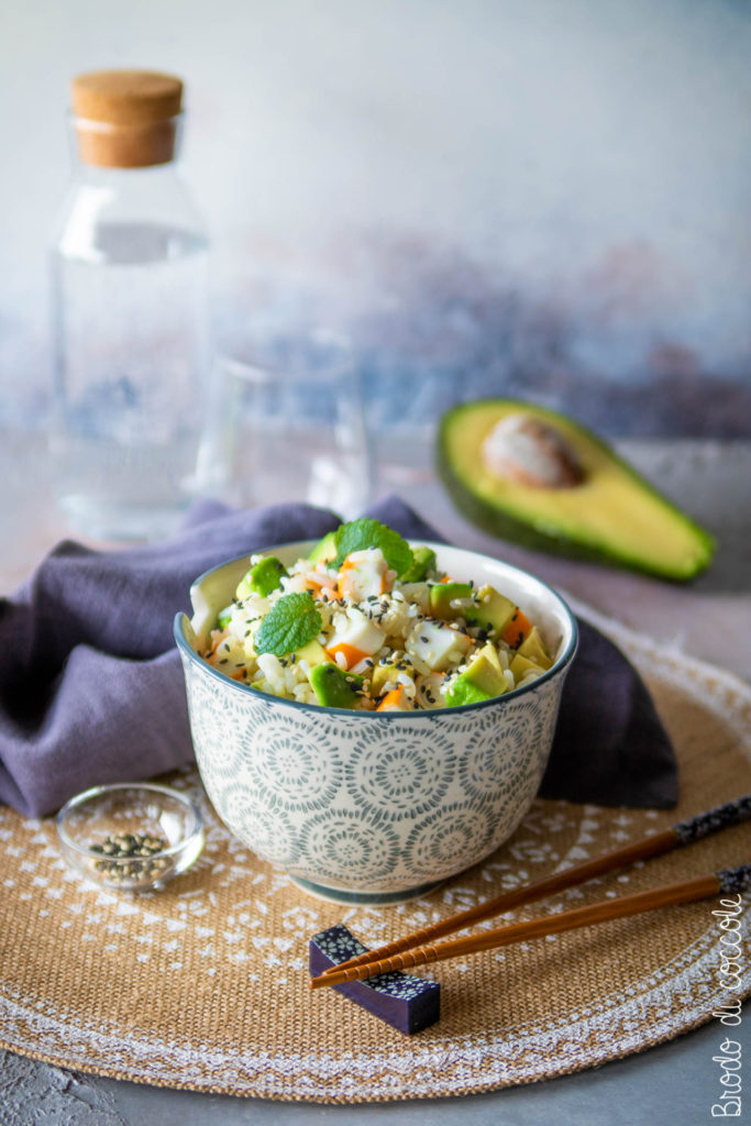 Insalata di riso con surimi, avocado e sesamo