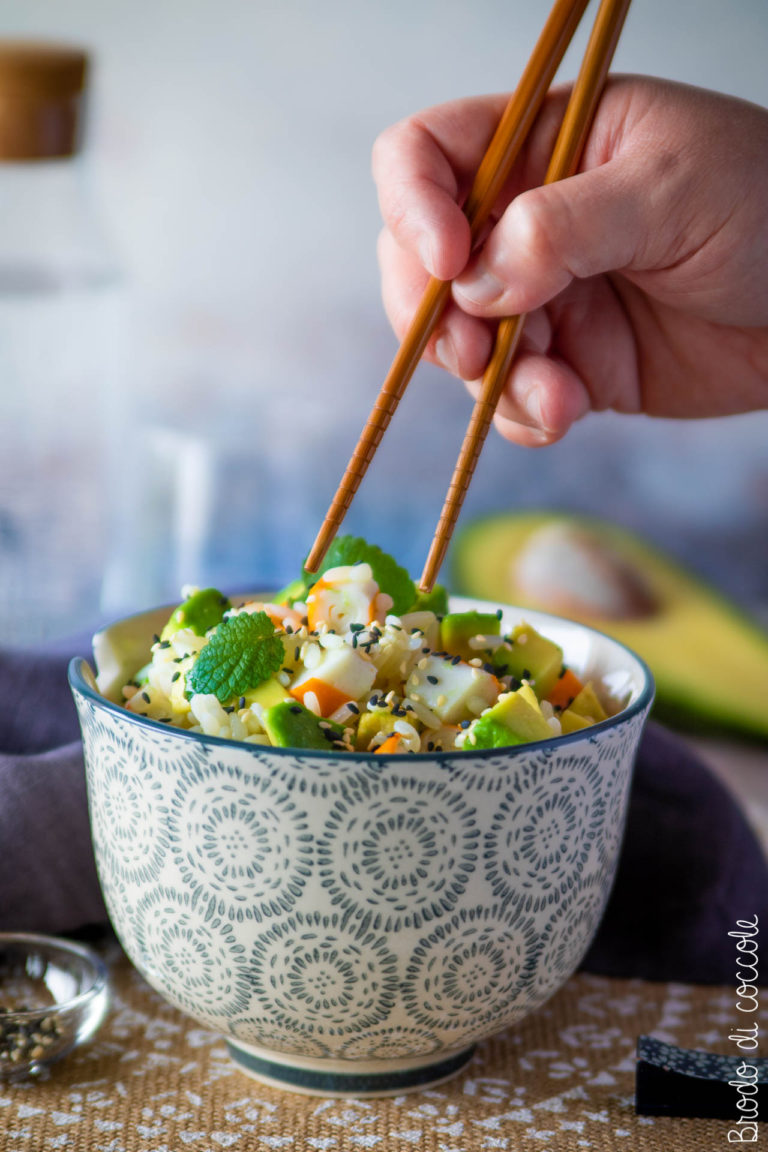 Insalata di riso con surimi, avocado e sesamo