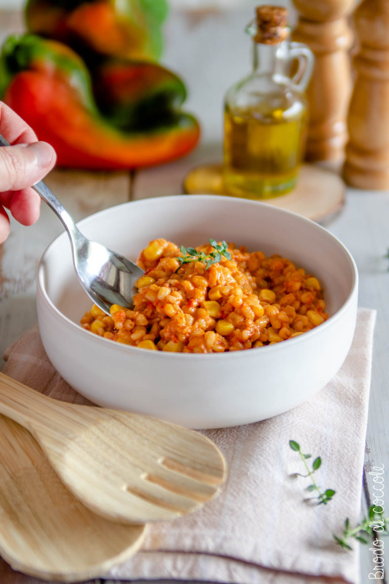 Orzo con pesto di peperoni, tonno e mais