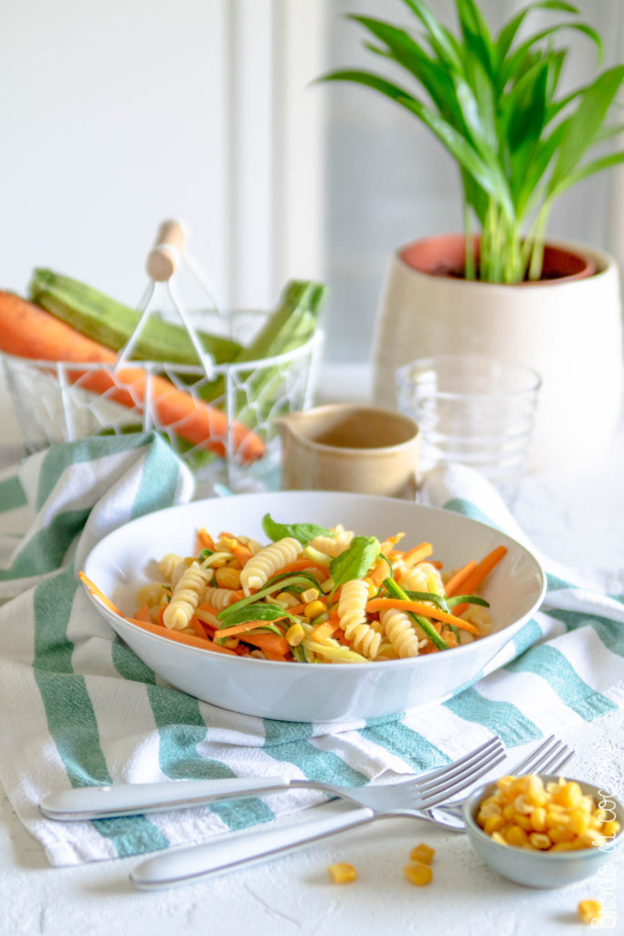 Pasta con carote, zucchine e mais