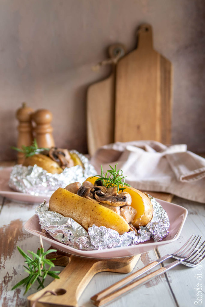 Patate al cartoccio con salsiccia e funghi