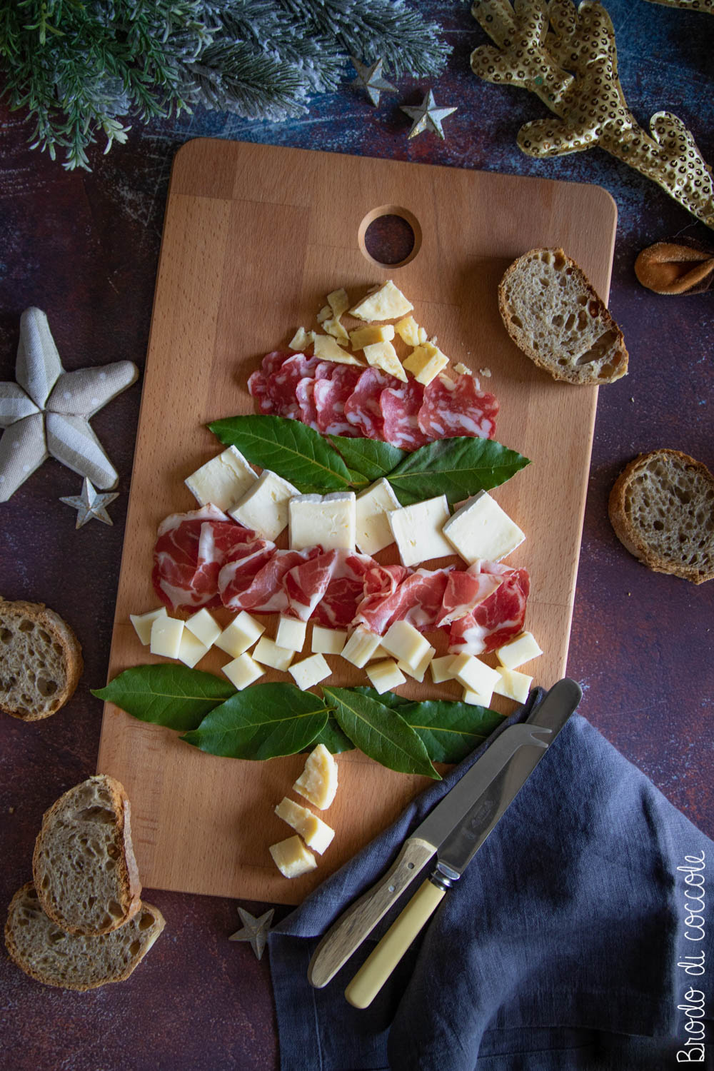 Tagliere natalizio di formaggi e salumi - Brodo di coccole