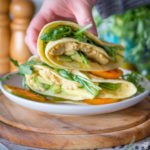 Piadina con hummus, avocado, pomodori e rucola