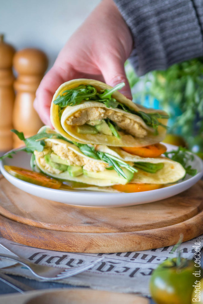 Piadina con hummus, avocado, pomodori e rucola