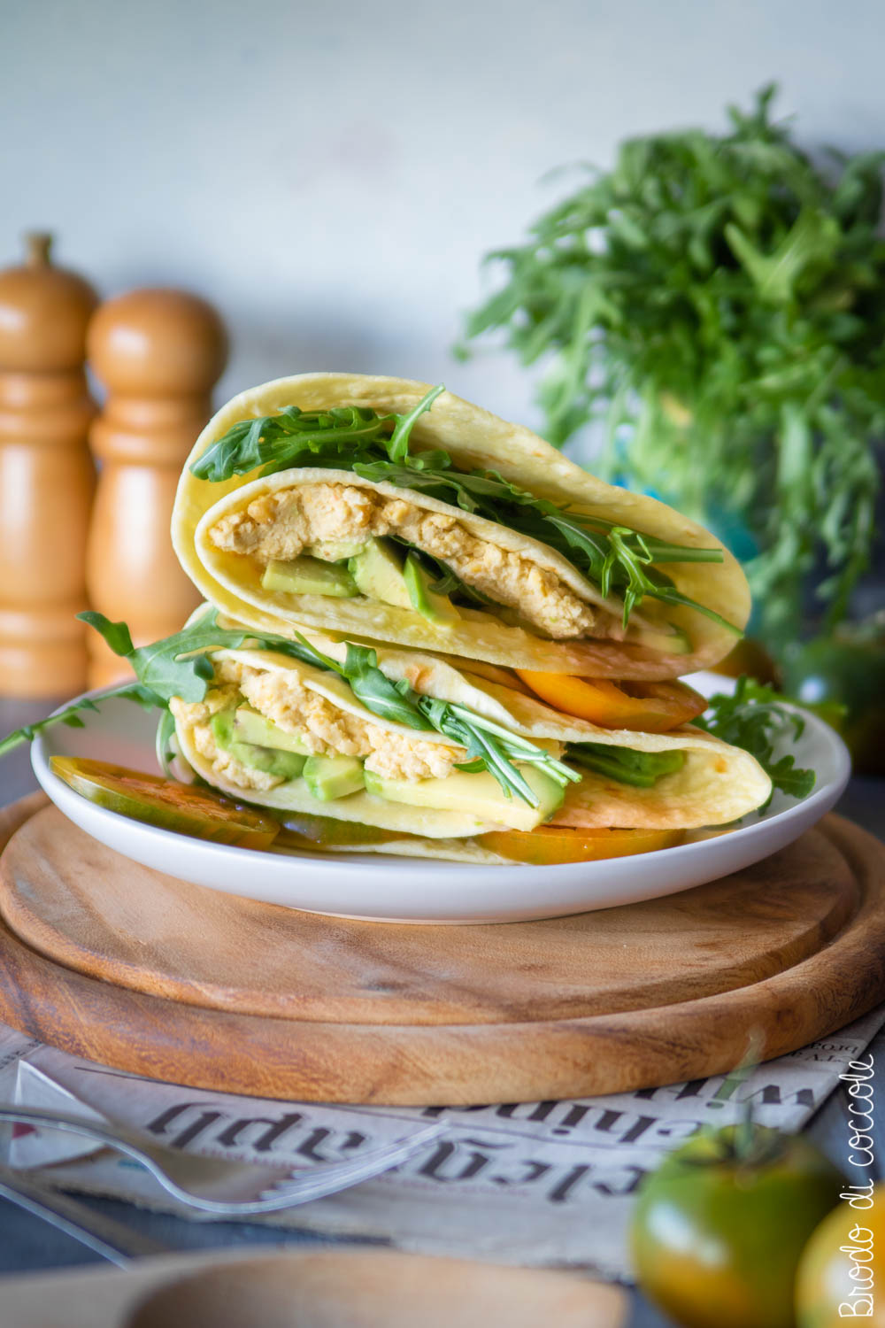 Piadina con hummus, avocado, pomodori e rucola - Brodo di coccole