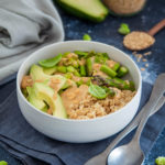 Insalata di avena con asparagi saltati, avocado e edamame