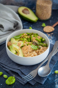 Insalata di avena con asparagi saltati, avocado e edamame