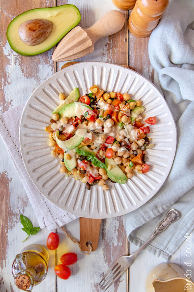 Insalata di ceci con avocado e pomodorini