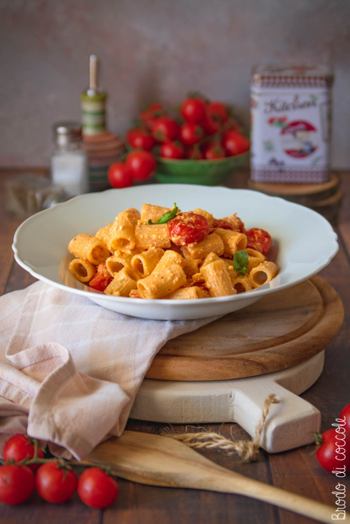 Pasta con feta e pomodorini al forno