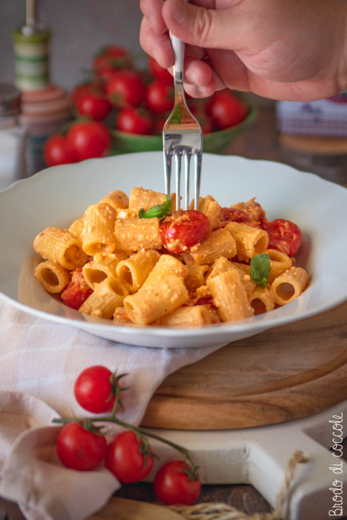 Pasta con feta e pomodorini al forno