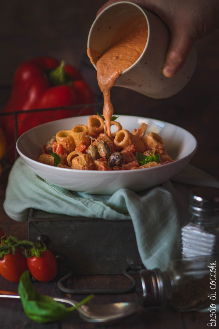 Pasta fredda con ricotta, peperoni e olive