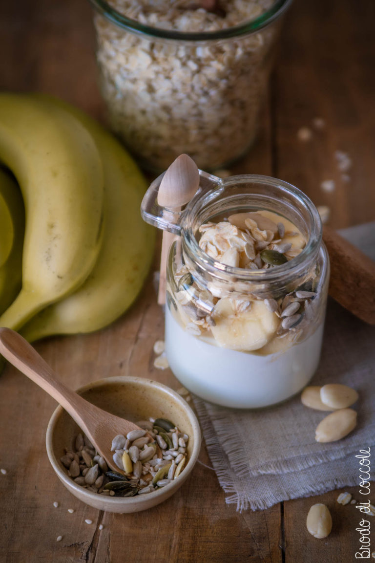 Skyr bowl in barattolo con banana e fiocchi di farro