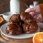 Nodini di brioche al cioccolato e marmellata di arance