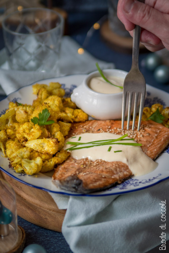 Salmone al forno con salsa allo yogurt