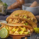 Tacos con avocado, ceci e cavolfiore speziato