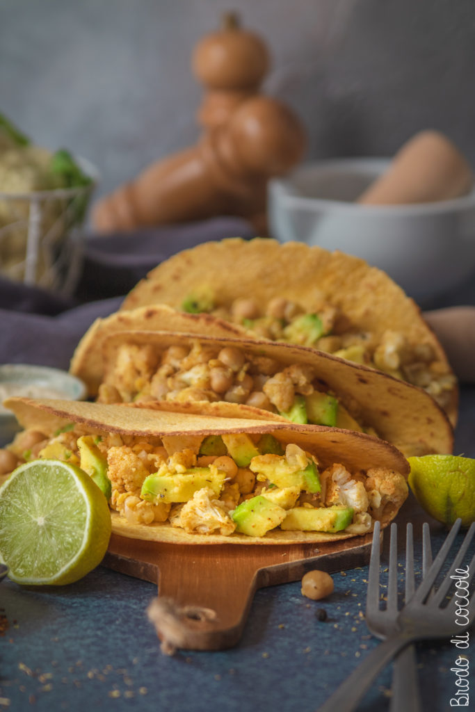 Tacos con avocado, ceci e cavolfiore speziato