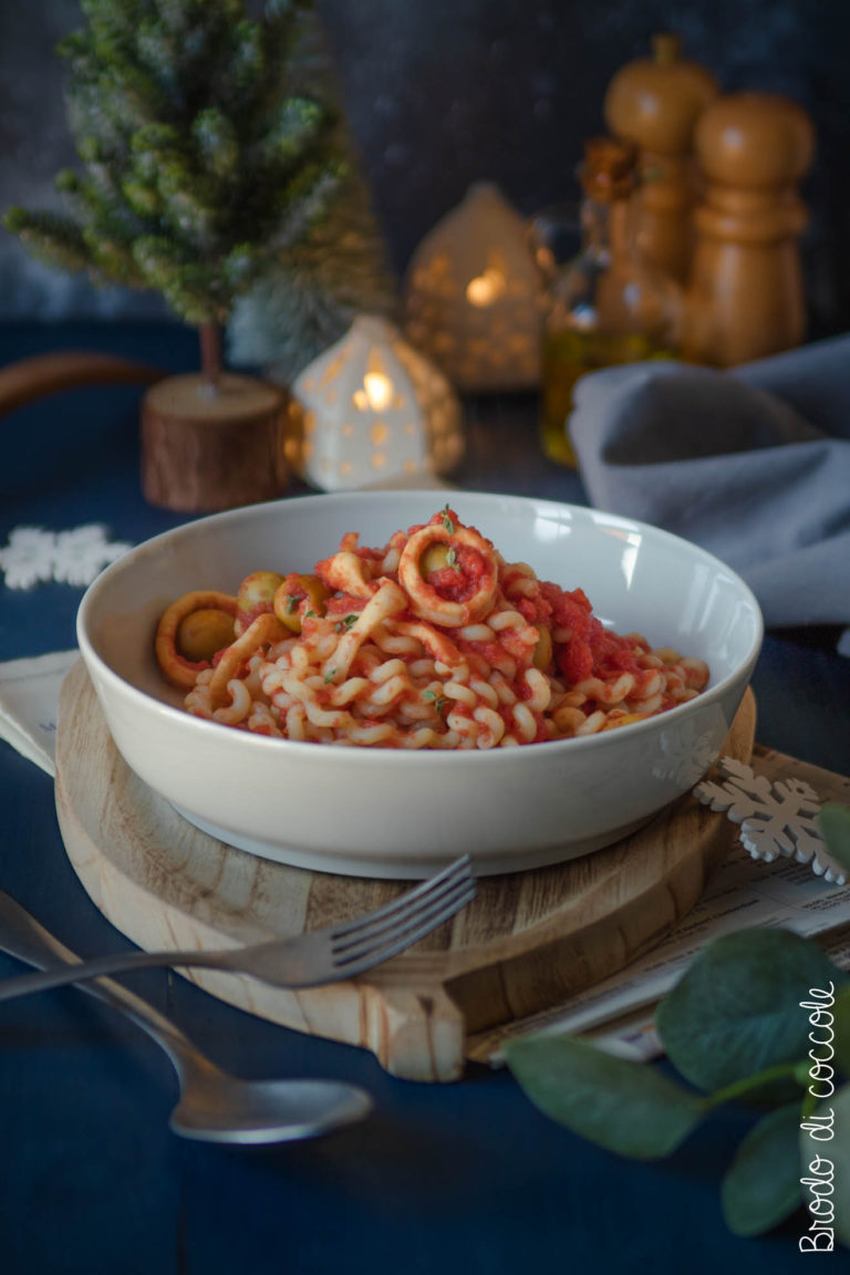 Pasta con sugo di calamari e olive