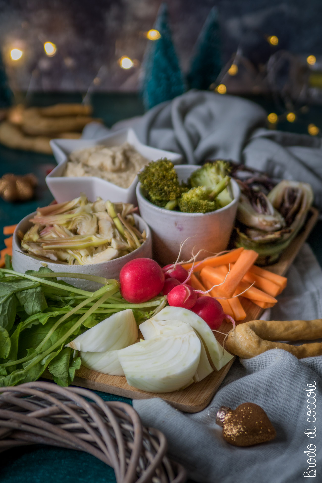 Finocchi freschi su un tagliere di legno. Cibo vegetale. Stock Photo