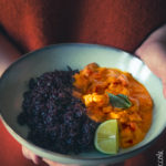 Gamberi al curry con riso nero