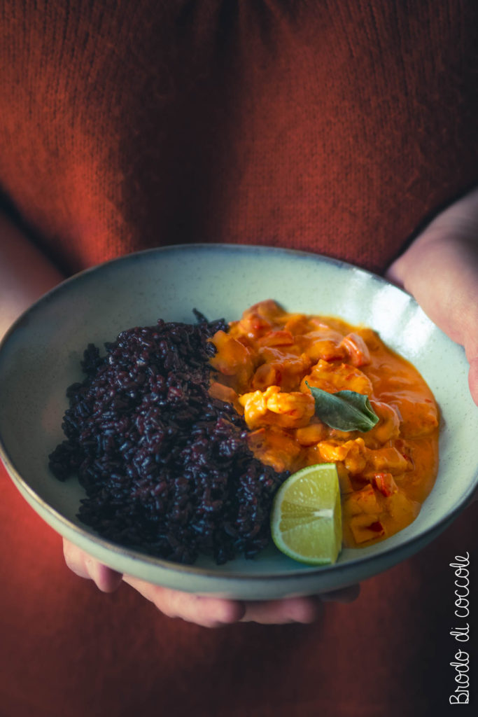 Gamberi al curry con riso nero