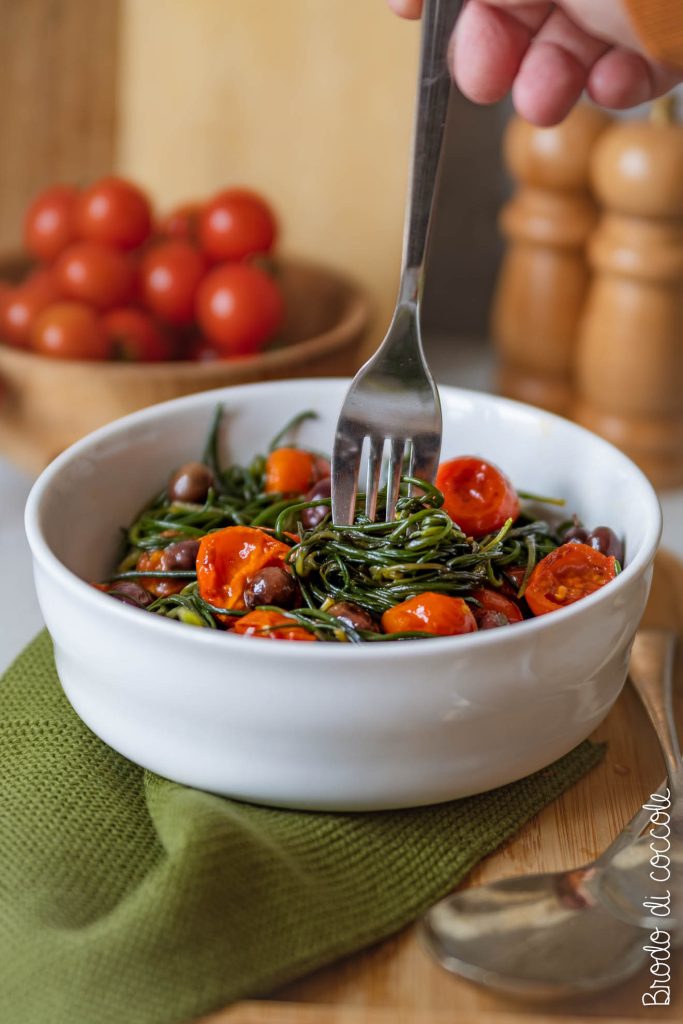 Agretti in padella con olive e pomodori