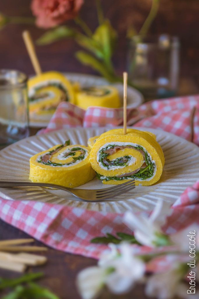 Rotolo di frittata con salmone e rucola