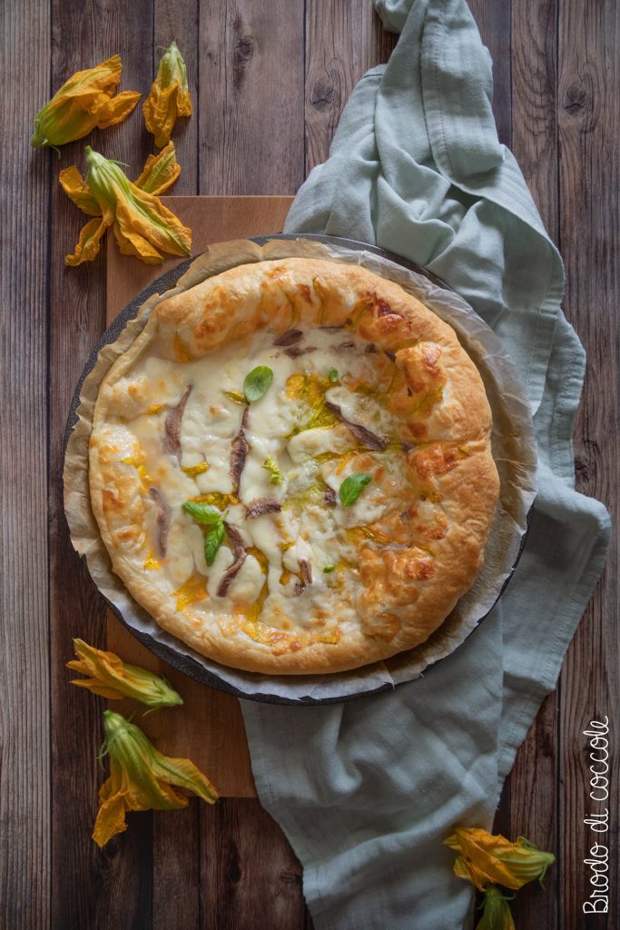 Sfogliata con fiori di zucca e alici