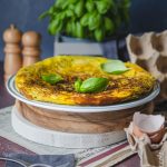 Frittata di pasta con ricotta e pesto