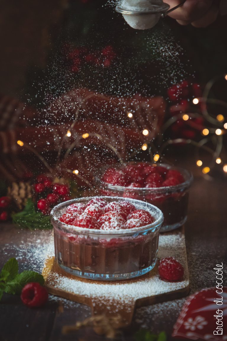 Budino vegetale al cioccolato con salsa ai lamponi