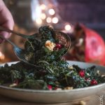 Insalata di cavolo nero con melagrana e noci