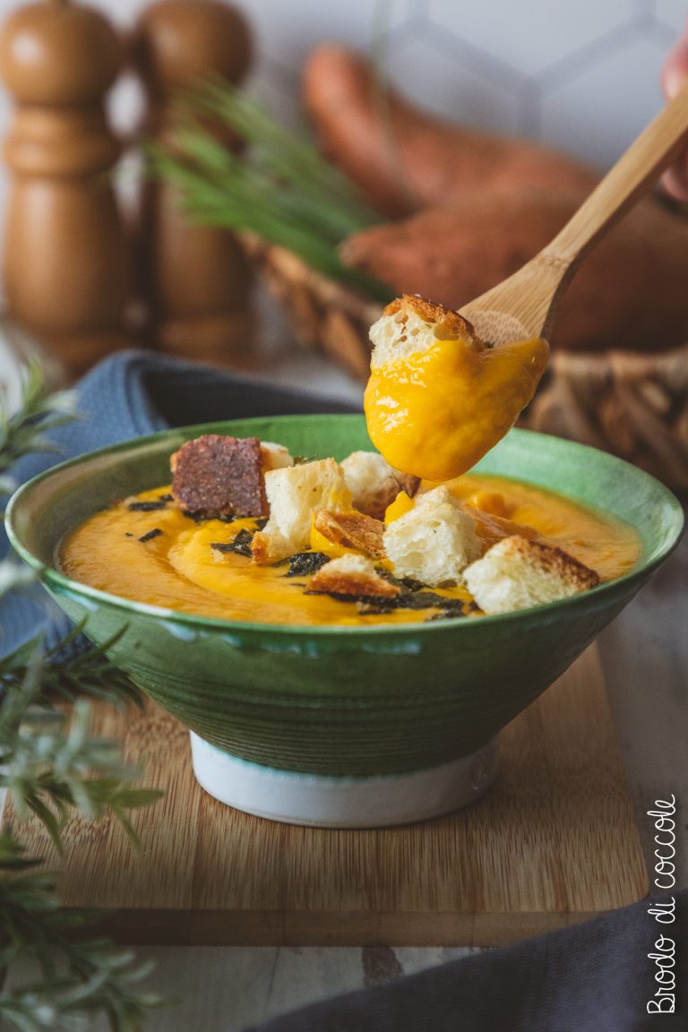 Crema di patate dolci con crostini e alga nori