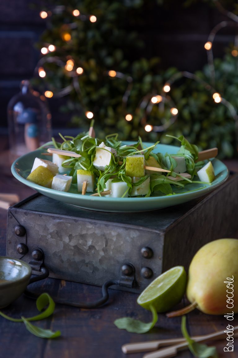 Spiedini con brie, rucola e pere