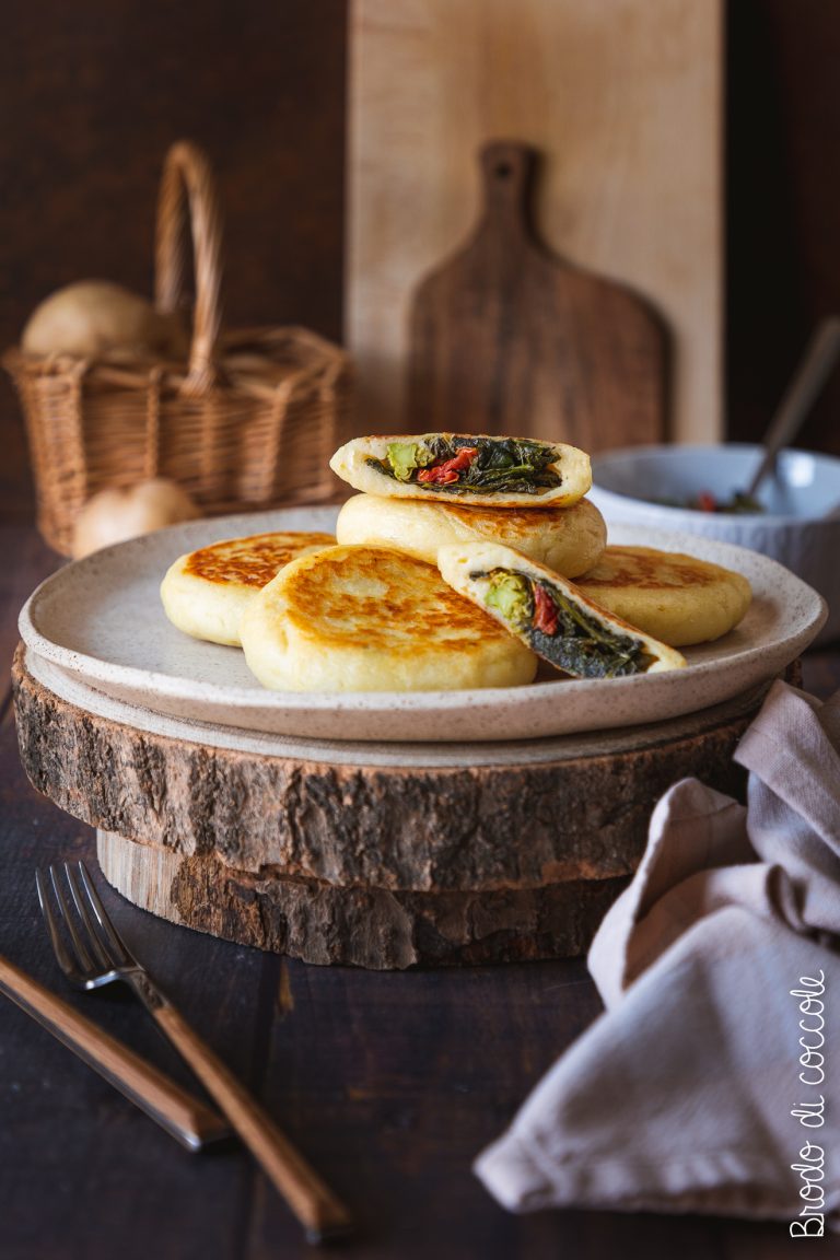 Focaccine di patate ripiene di cime di rapa