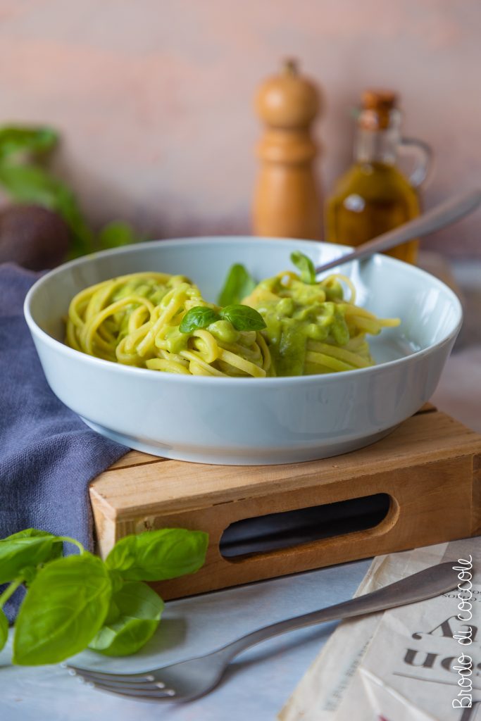 Pasta con crema di avocado