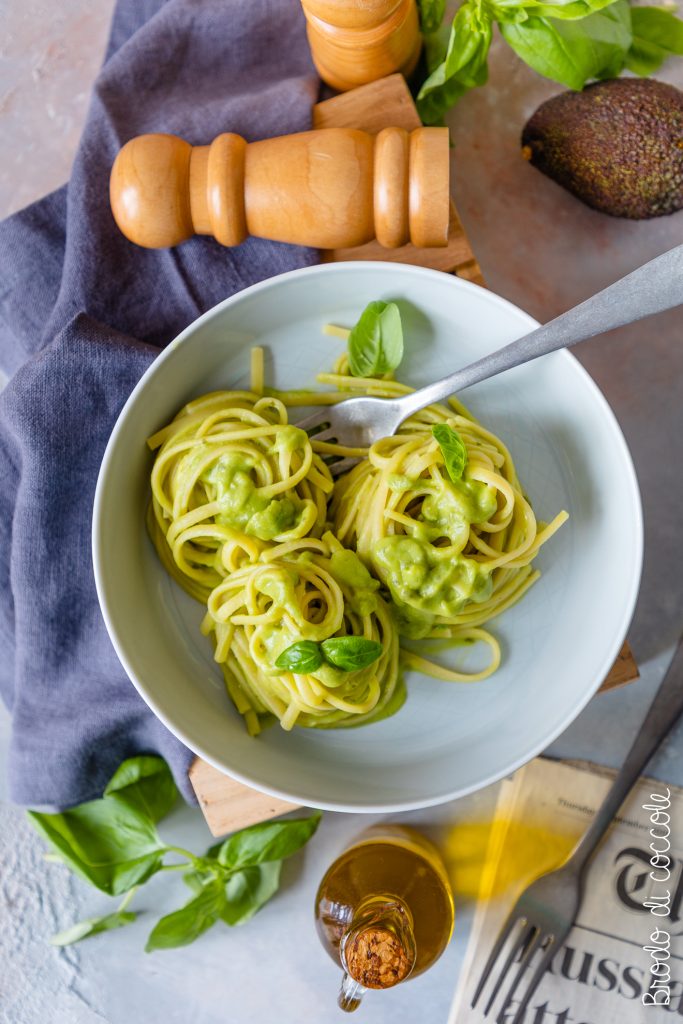 Pasta con crema di avocado