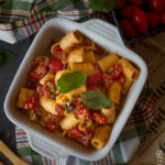 Pasta con pomodori, olive e formaggio