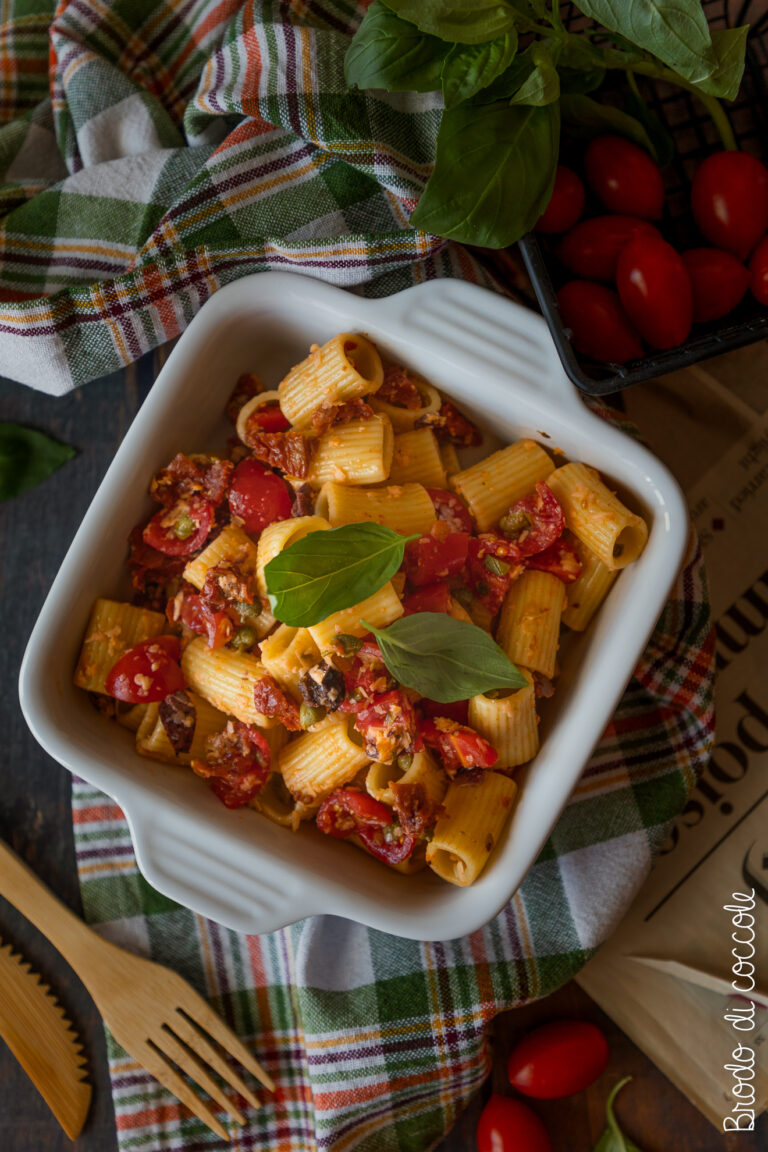 Pasta con pomodori, olive e formaggio