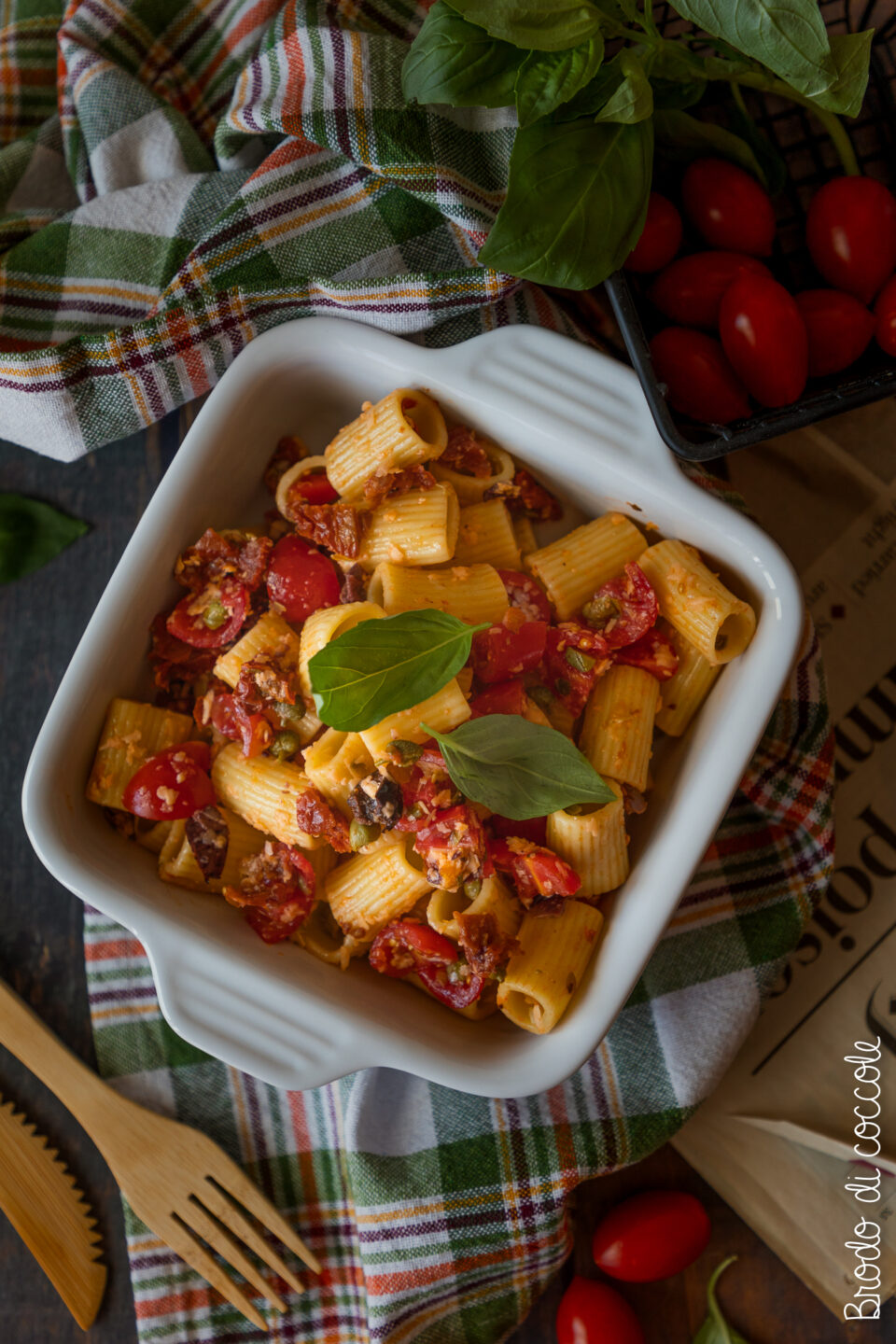 Pasta con pomodori, olive e formaggio