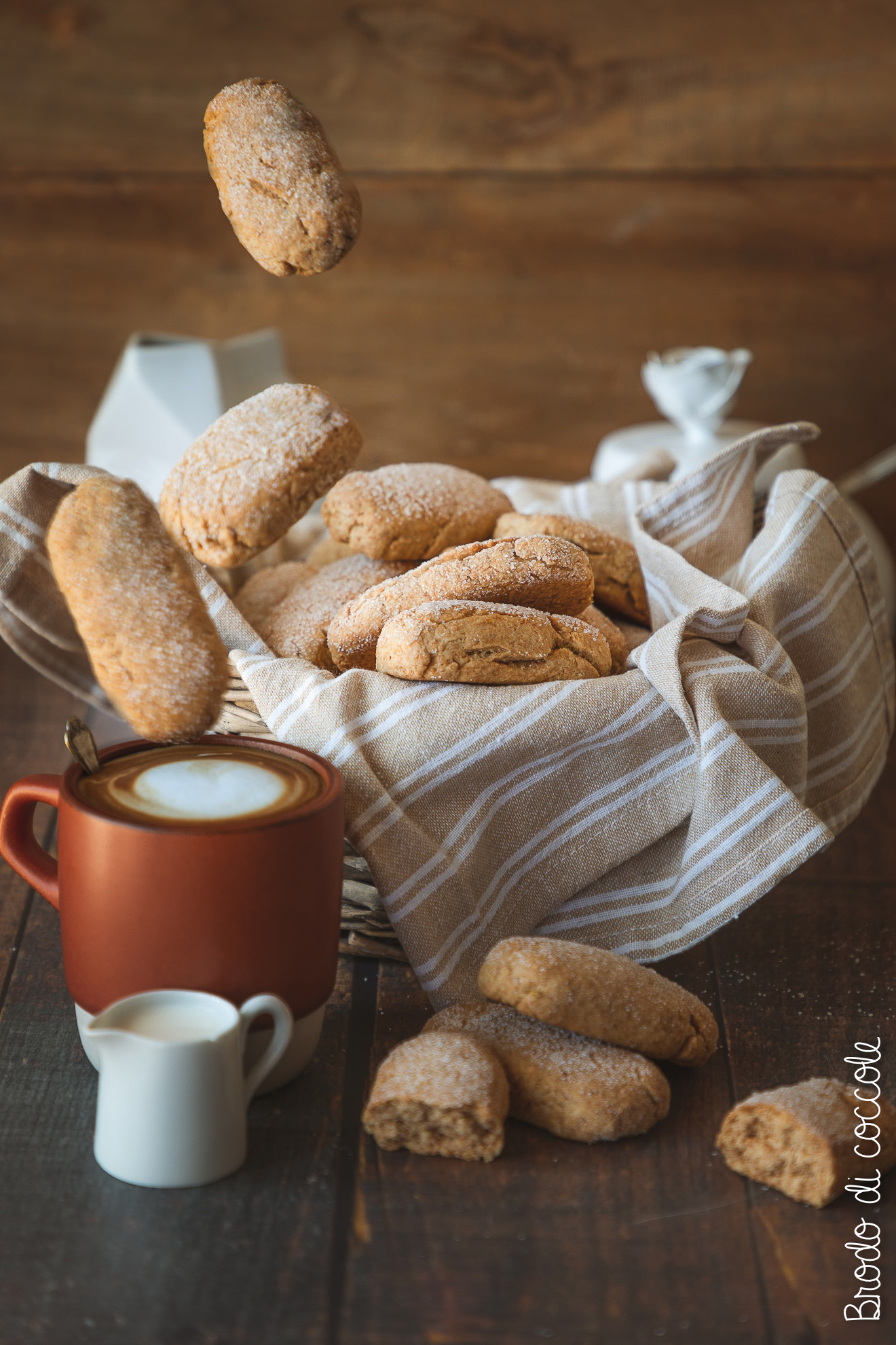 Biscotti alle nocciole con i fiori eduli - Brodo di coccole