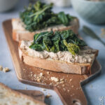 Crostini con crema di tofu e cime di rapa