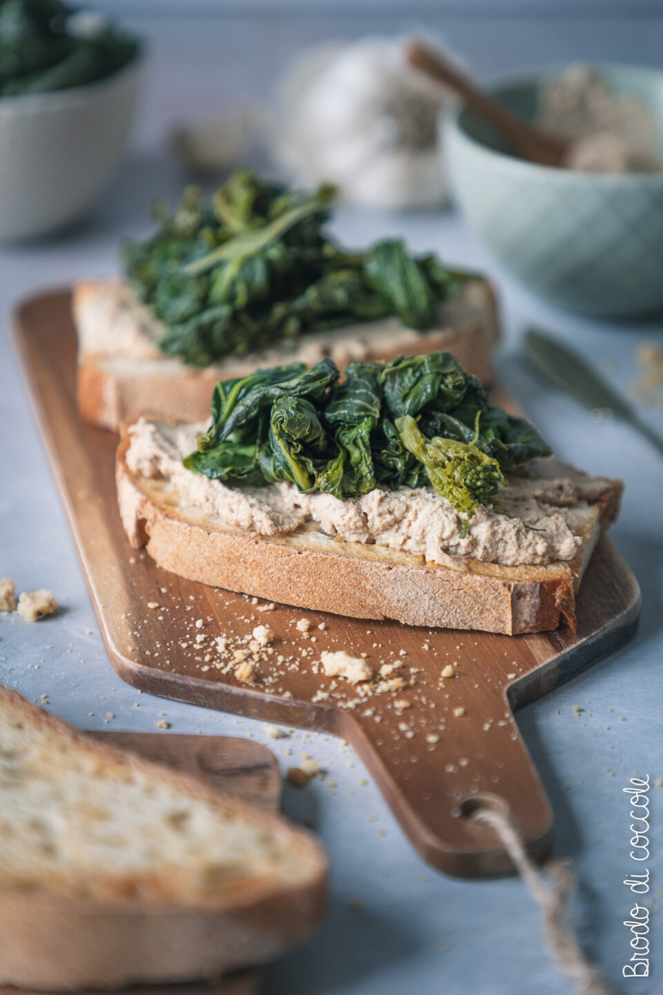 Crostini con crema di tofu e cime di rapa